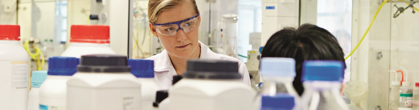 Alena Kroupova & Bin Li working in a lab